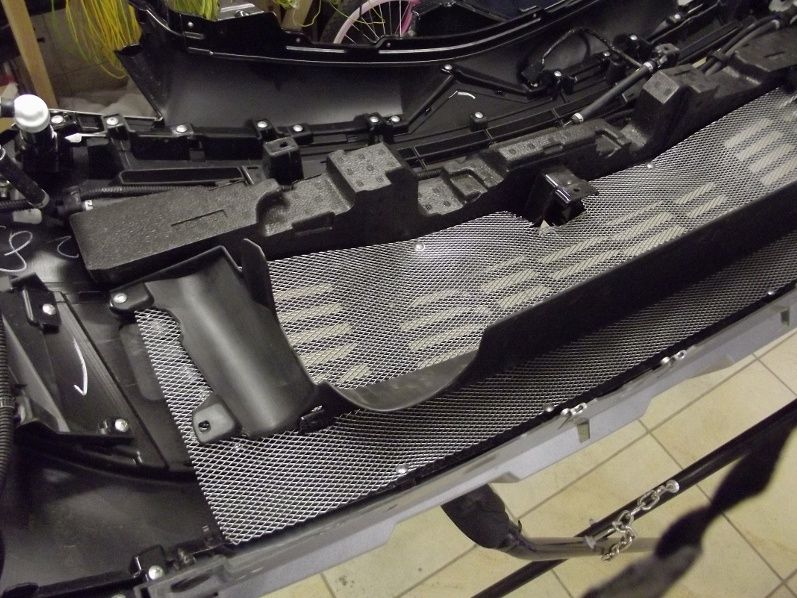 Установка алюминиевой сетки в бампер для защиты радиатора автомобиля ...