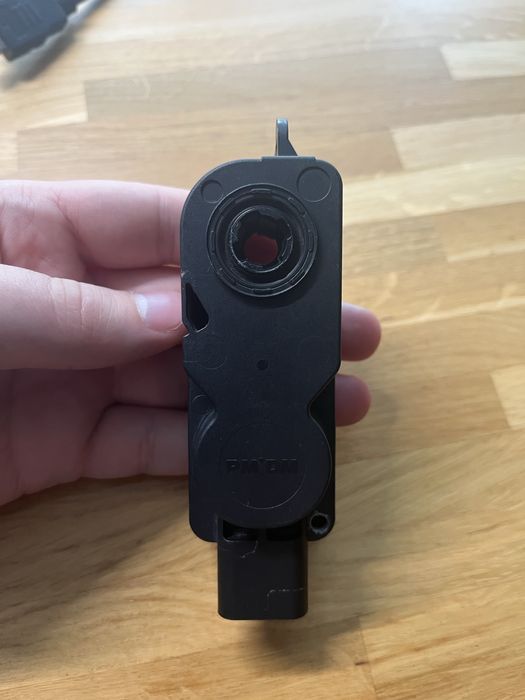 Моторчик повітрозабірника (люверси) Tesla model 3/Y