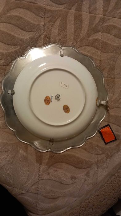 Prato único pintado a mão com estanho.