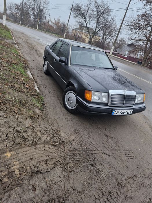 Mercedes w124 в кузові седан 1992 року випуску