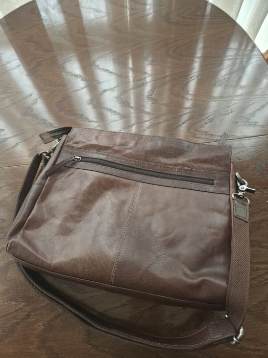 Шкіряна сумка для ноутбука.