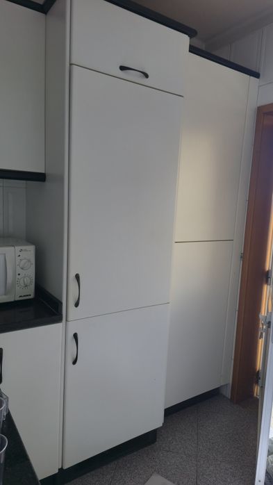 Cozinha Completa em "L"  com Eletrodoméstico,  Bancada em Granito Negro e Lava-loiça + Mesa de jantar