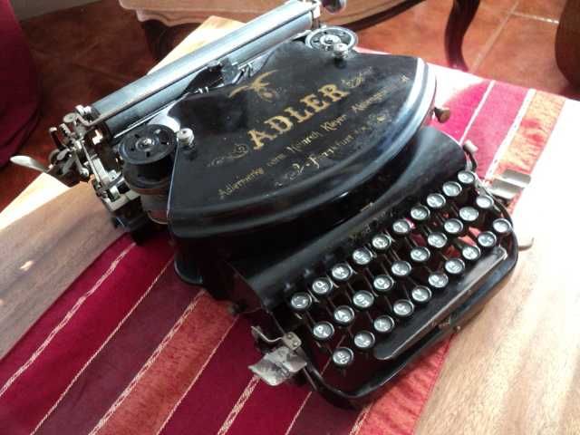 Maquina de escrever antiga centenária - Ano 1910
