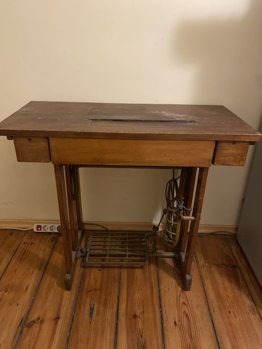 Stolik z maszyną Lada