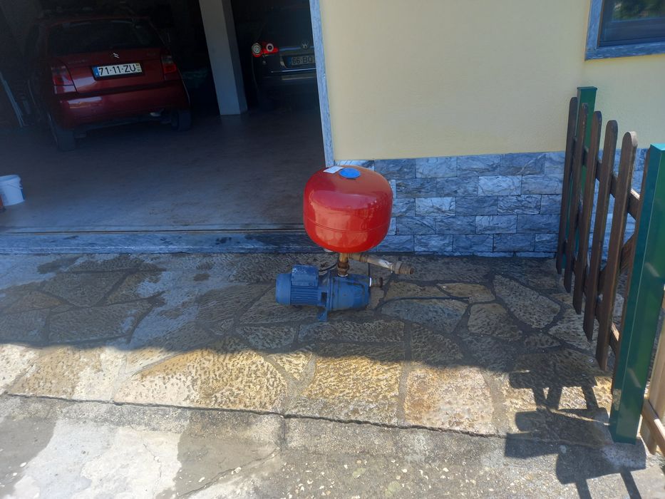 Eletro bomba eléctrica em bom estado de funcionamento