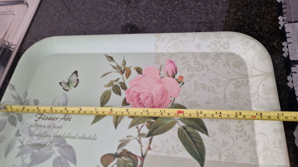 Tabuleiro de mesa com flores