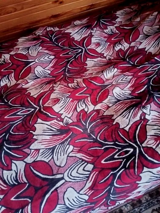 Покривало: бордове і коричневе. Одіяло.