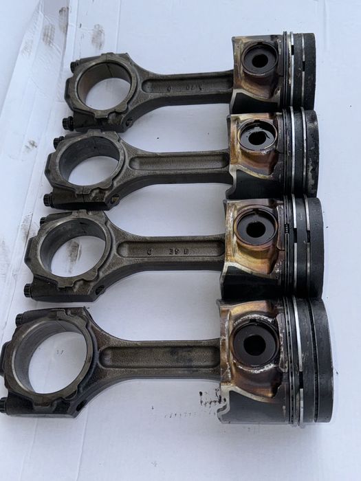 Поршня з шатунами Hyundai TUCSON 2008 року 2,0 дизель