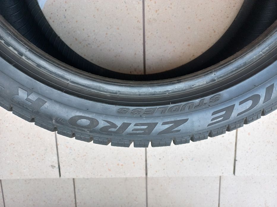 Pirelli  Winters Ice Zero FR  255.45.20