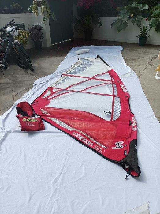 Várias velas de windsurf