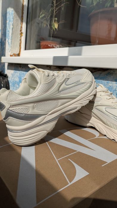 Кросівки Bershka розмір 42, молочного кольору