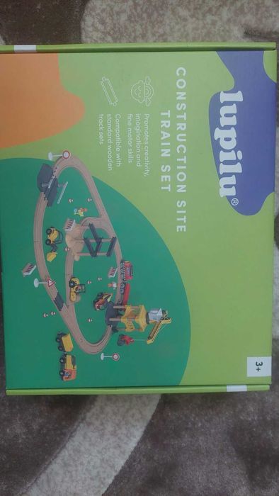 Дитяча дерев'яна залізниця, потяг.Іграшка-будівництво.