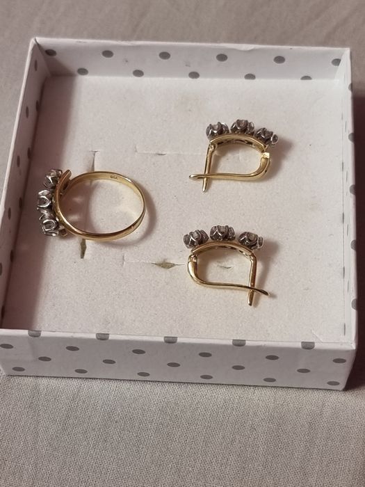 Złote kolczyki i pierścionek z diamentami