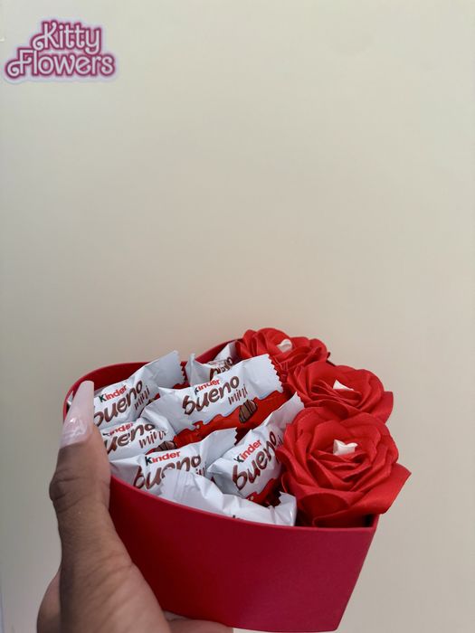 Rosas eternas de cetim/ caixa personalizada com tosas e chocolates