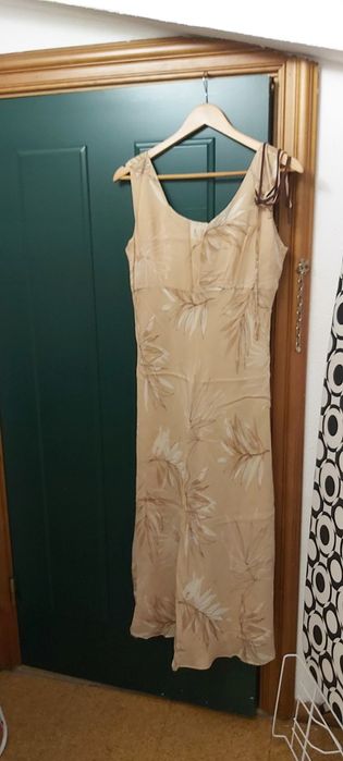 Vestido estampado em tons de creme