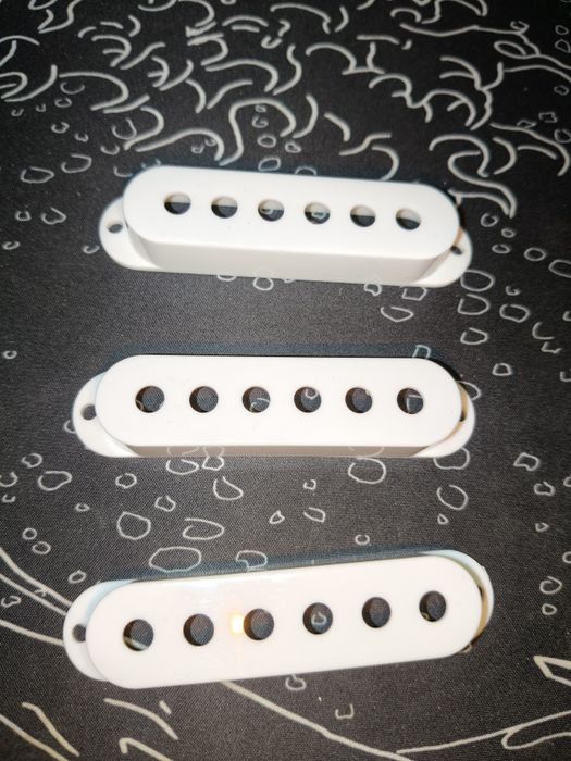 Białe maskownice przetworników single coil