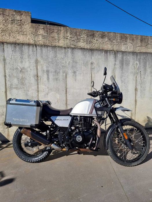 Royal Enfield Himalayan 411 – Em excelente estado, com malas laterais e proteções