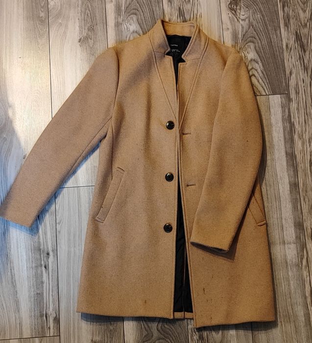 Beżowy płaszcz jesienny Bershka