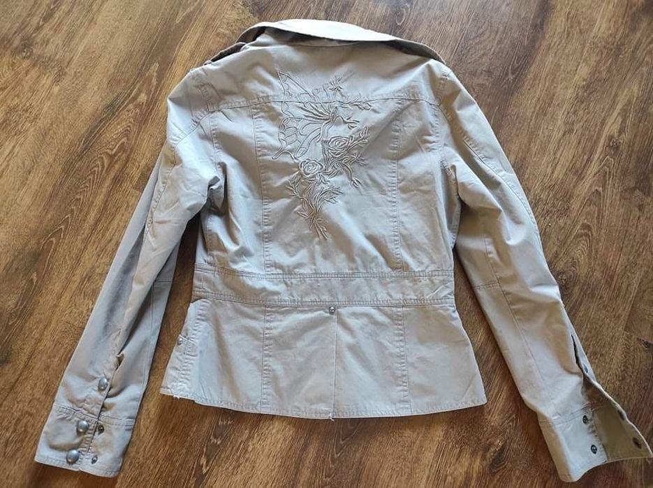 Marynarka w stylu militarnym