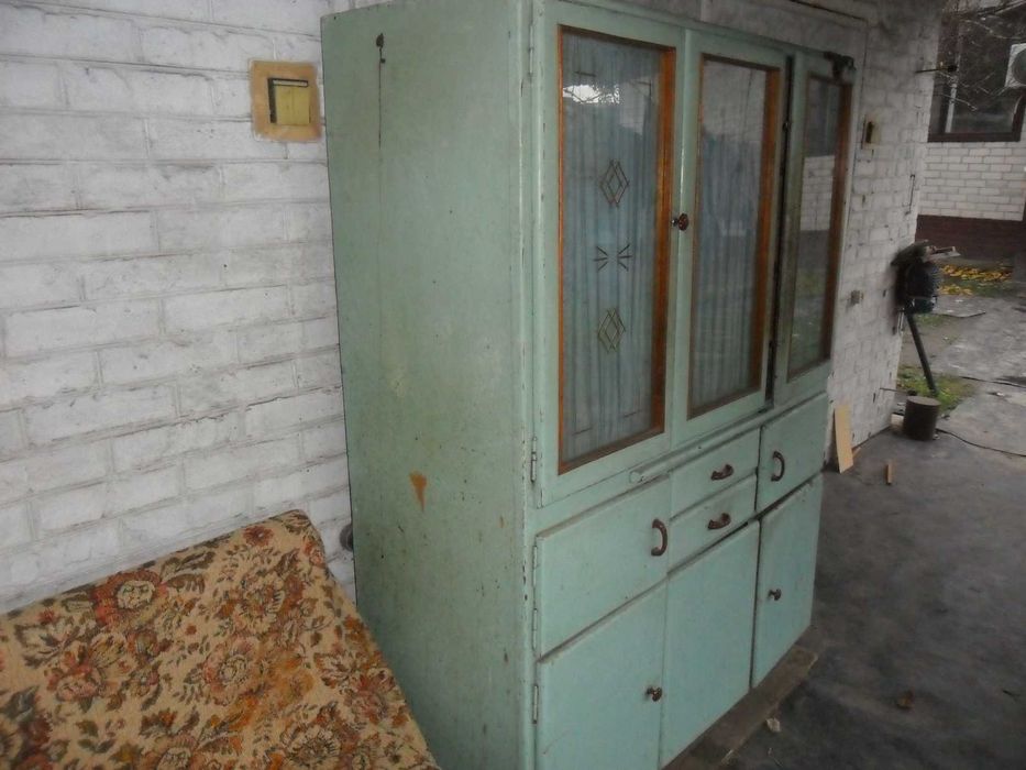 Раритетный антикварный шкаф 40-50-х годов для коллекционеров.