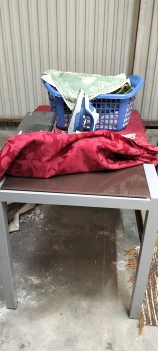 Mesa com tampo de vidro+2cadeiras
