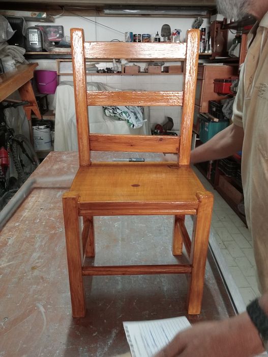 Cadeira de madeira de criança