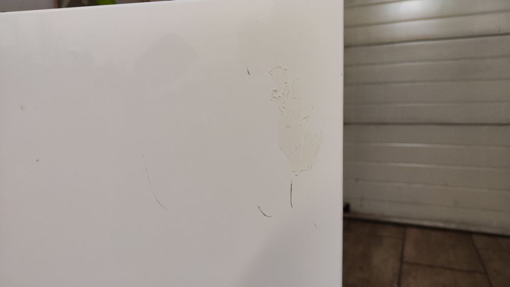 Biała na połysk wisząca szafka