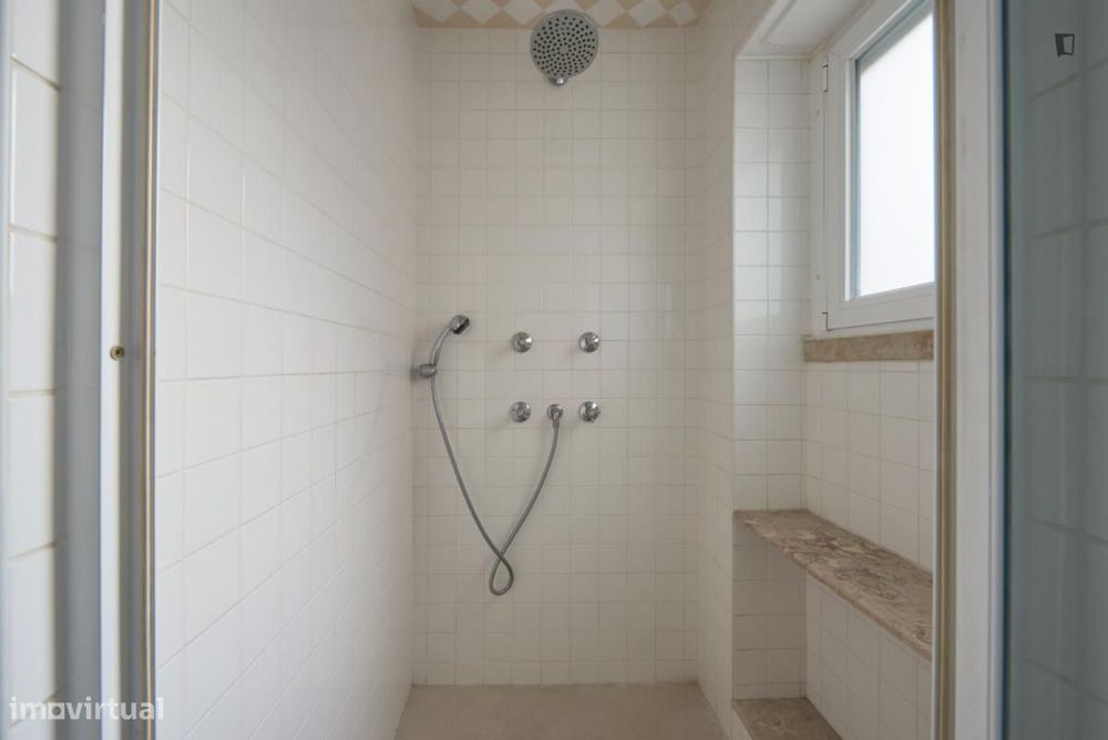 Quarto - localizado em Arroios Lisbon