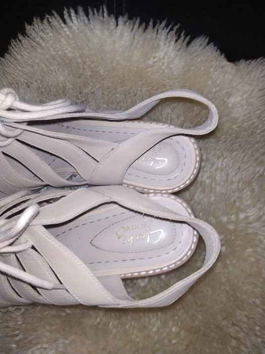 Clarks стильні босоніжки 41 р по устілці 26.6 см ширина 9 см каблук 7