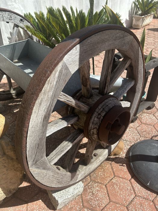 Rodas de carro de bois com eixo