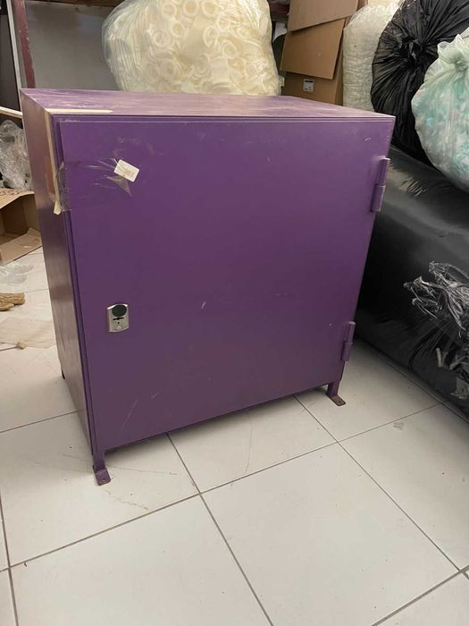 Шафа металева, сейф середній, малий.