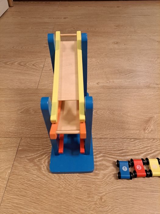 Zjeżdżalnia drewniana dla aut