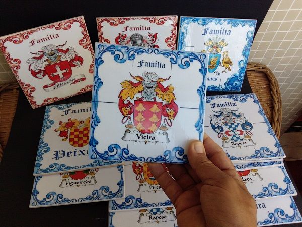 Brasões de família em tradicionais azulejos portugueses
