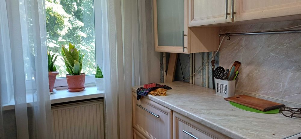 Здаеться окрема кімната для однієї дівчини без хозяйкі