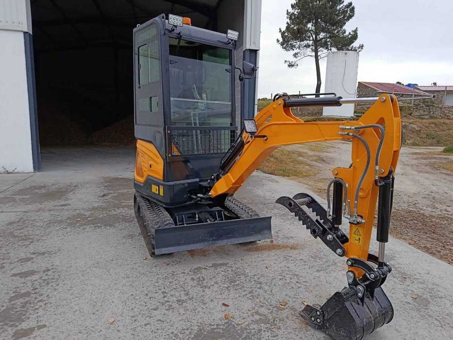 Mini Giratória (nova) 1700 kg com cabine