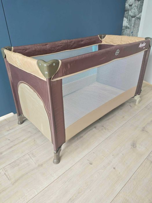 Łóżeczko turystyczne z materacem