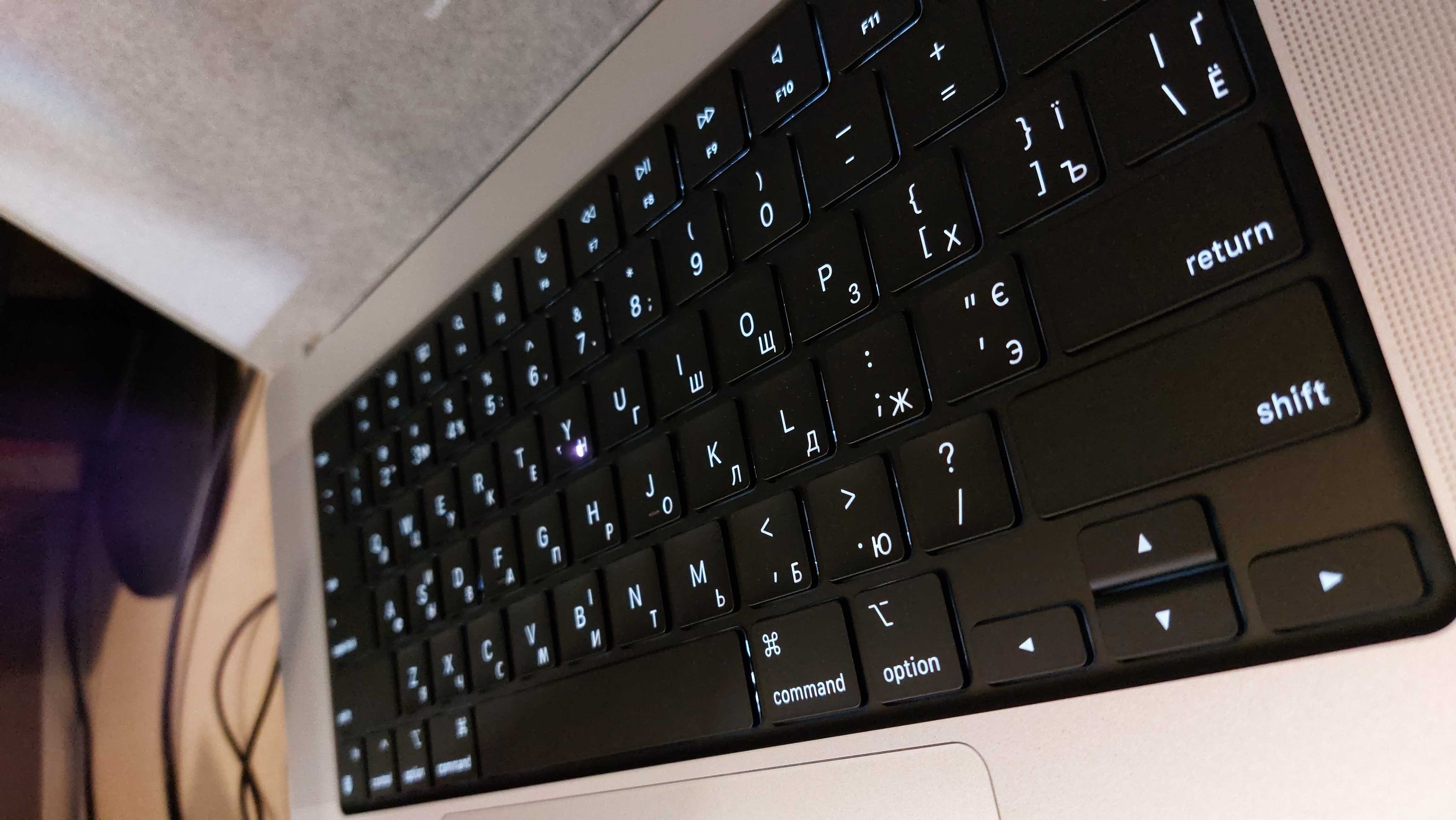 Гравировка клавиатур MacBook. Лазерная гравировка на клавиатуре Киев ...