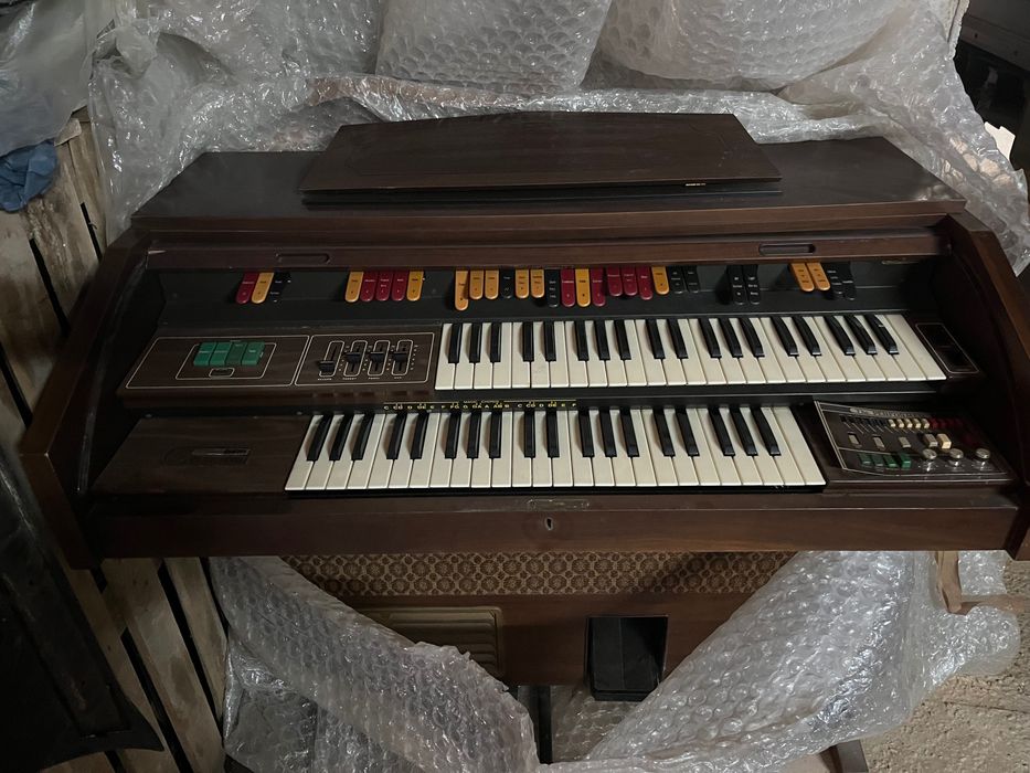 Piano musical em bom estado