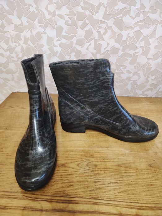 Чоботи короткі силіконові з Італії.