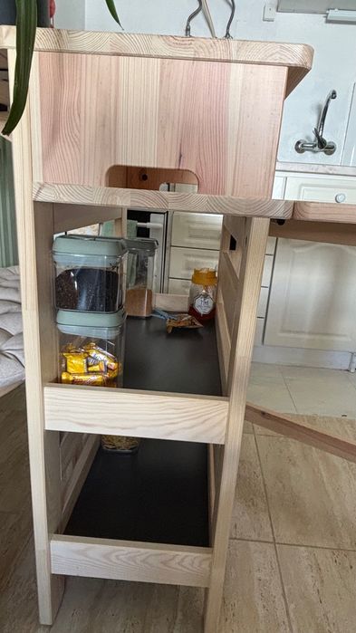 módulo de cozinha / mesa de refeição dobrável com rodas IKEA RESARÖ em pinho/madeira natural, acompanhado por 2 bancos de madeira