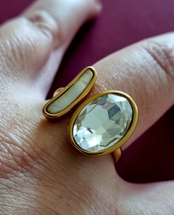 Anel dourado, em aço, com pedra de vidro e madrepérola. T20