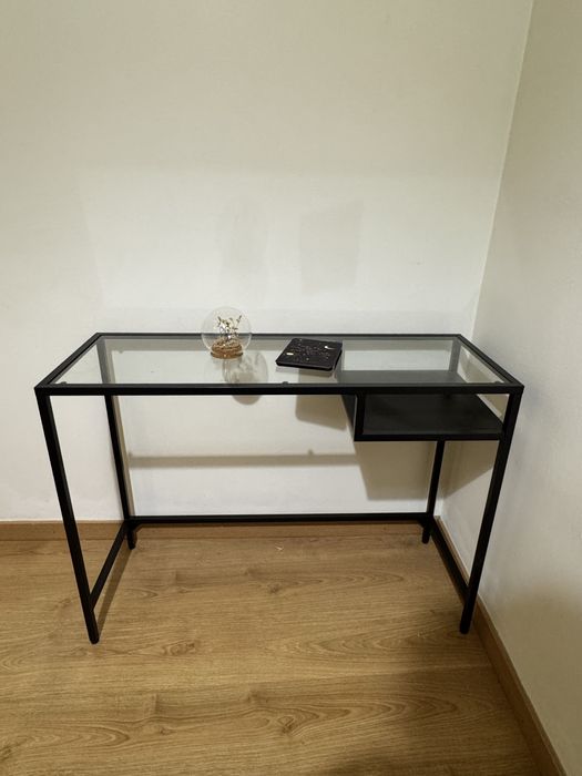 Mesa aparador preto com vidro