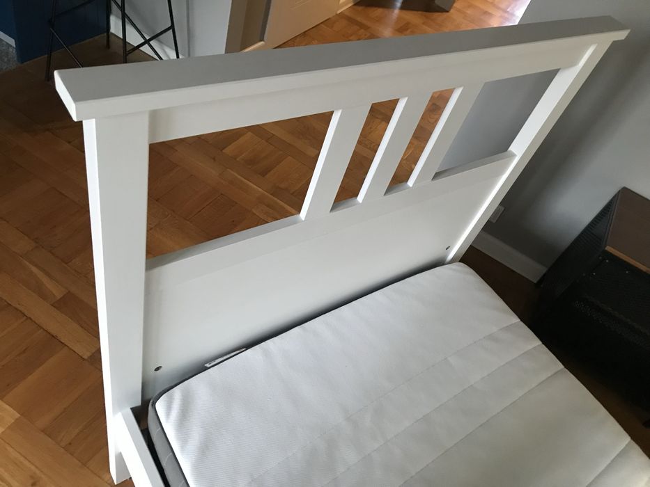Białe łóżko IKEA Hemnes w komplecie z materacem