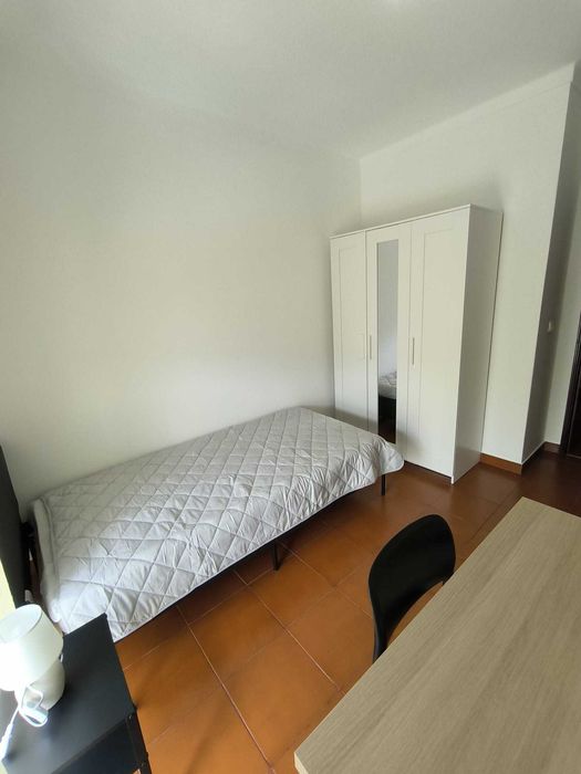 Aluga-se quarto no bairro das Corunheiras