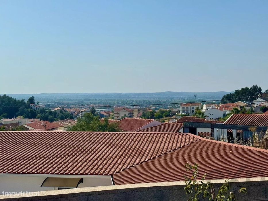 T4 Renovado em São Martinho do Bispo – Ideal para Famílias ou Investim