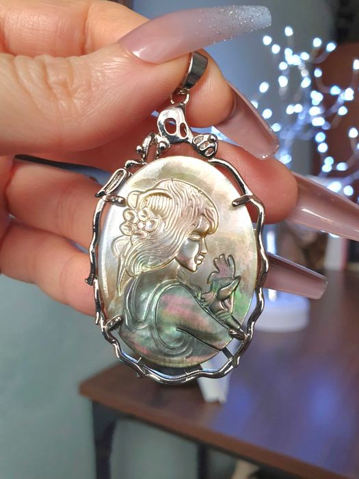 Pendente esculpido em madrepérola, com jovem / mulher / sereia