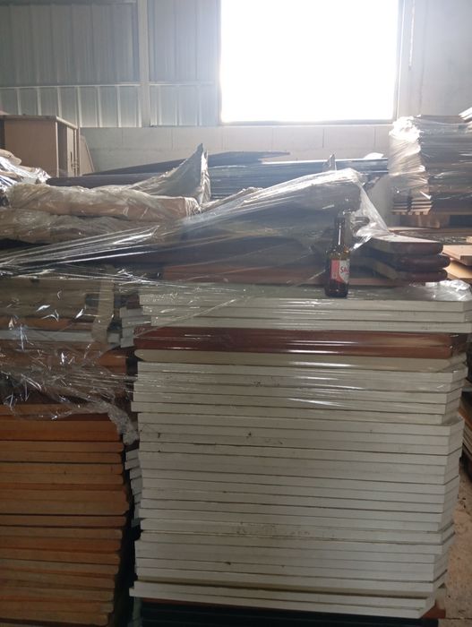 Vendo várias madeiras e vários móveis