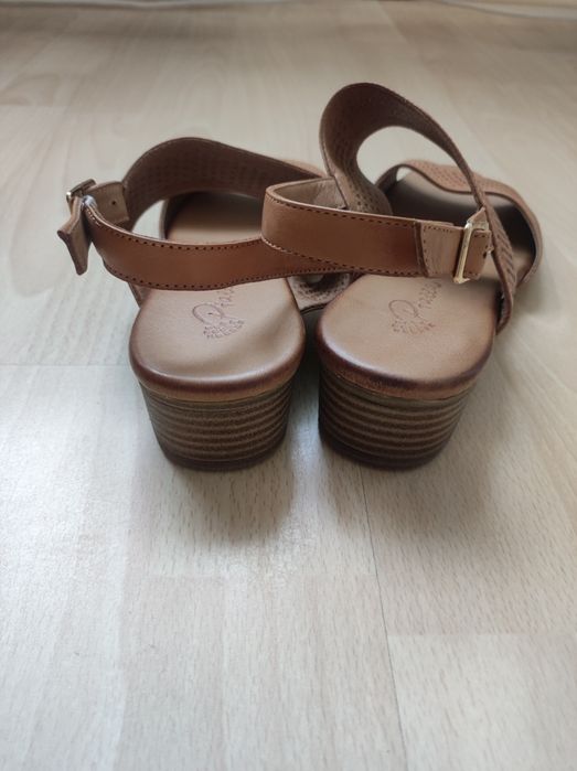 Nowe brązowe skórzane sandałki marki Piazza