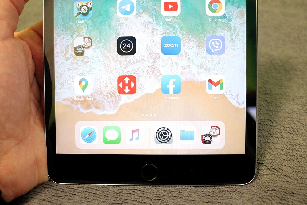 Планшет Apple iPad mini 3 / 7.9" IPS Retina / 16GB / WiFi