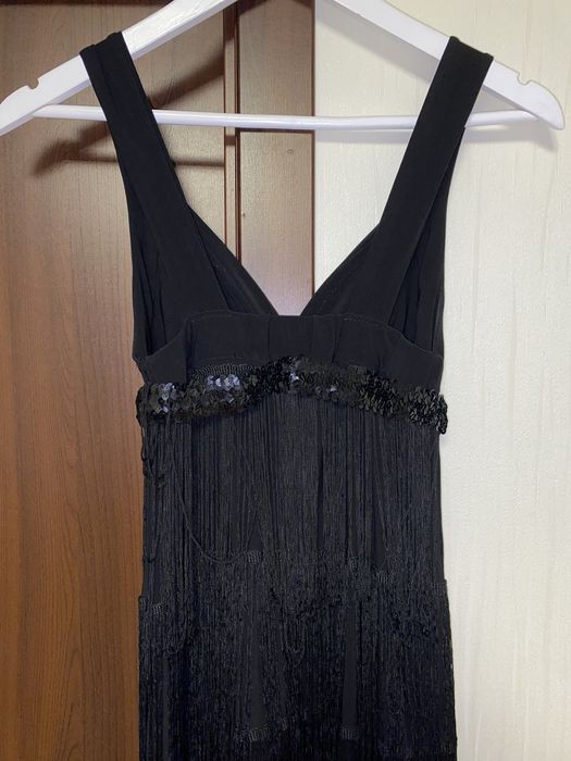 Вечірня сукня з паєтками та рюшами